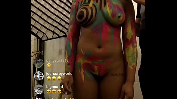 Tetesan Puting Susu Di Siaran Langsung Instagram