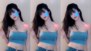 Cô Nàng Trung Hoa Uốn éo Trong Lớp Váy Phai Màu
