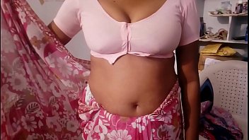 Desi Bhabhi Basah Usai Mandi, Saree Tipis Membalut Tubuh Menggoda