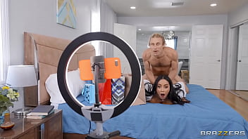 Terjebak Di Korset Yang Menggoda / Unduh Lengkap Di Brazzers