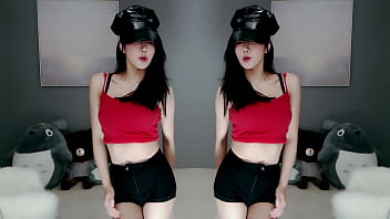 Cô Gái Trung Quốc Phô Diễn Vũ điệu Gợi Cảm Trên Bãi Biển