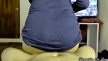 Hermana Política, Déjame Enseñarte A Jugar Videojuegos Sentada En Mi Regazo – Sentí La Polla Grande Del Hermano De Mi Novio Al Montarme