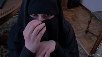 Kesepakatan Abad Ini Ditutup Dengan Ciuman Arab Berjilbab Yang Menggoda