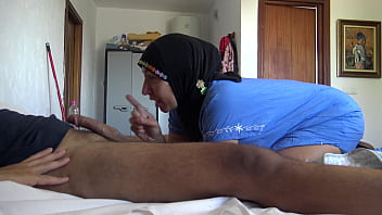 Pelayan Muslimah Turki Memberikan Rimjob Dan Membiarkannya Memuaskan Hasrat Di Mulutnya Demi Uang Tambahan.