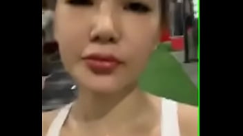 Cô Trang Trực Tiếp Khoe Thân Hình Nóng Bỏng Và Quyến Rũ