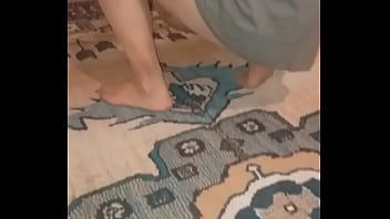 Olgun Türk Kadını Seksi Tül çoraplarla Halı Temizliyor