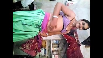 Desi Gadis Panas Bergoyang Dengan Lagu Yang Bikin Bergairah