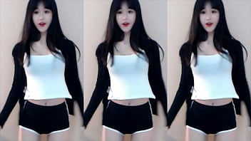 Cô Nàng Trung Quốc Mặc áo Hai Dây Thả Dáng Trên Tàu Lượn Siêu Tốc