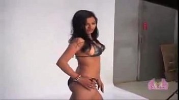 Gadis India Seksi Bergoyang Di Pantai Dengan Bikini Ketat