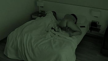Istri Nakal Meremas Sendiri Sambil Nonton Film Panas Di Samping Suami Yang Tidur, Nyaris Ketahuan!