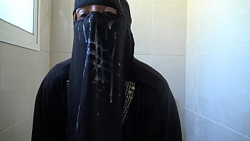 Gadis Muslimah Maroko Terkejut! Rekannya Menyiram Hijabnya Penuh Sperma Di Toilet