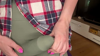 Ibu Tiri Yang Menggoda Tertangkap Basah Oleh Anak Tirinya Yang Bergairah Saat Memamerkan Pantatnya Di Kelas Yoga