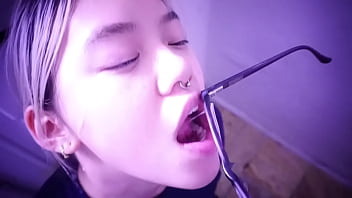 Budak Asia Tak Sabar Menunggu Tuannya; Dia Menjilat Bekas Sperma Di Kacamatanya. Tonton Video Lengkapnya Di Sabelarsene.com