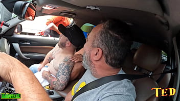 Mulatoa Carioca Thais Gomes Apronta E Chupa Os Peitos De Uma Mulher Na Rua Durante A Carona