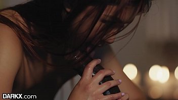 Gadis Asia Mungil Berikan Pijat Sensual Penuh Gairah Pada Pria Berpenis Besar