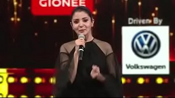 Gadis India Yang Menggoda Dengan Lekuk Tubuh Yang Memikat