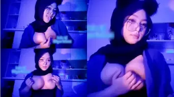 Gadis Berjilbab Menggoda Dengan Kuping Kucing Yang Menggairahkan