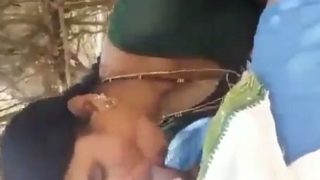 Gadis Desa India Memberikan Layanan Mulut Panas Di Alam Terbuka