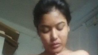 Gadis Desi Dengan Payudara Padat Menggoda Diri Sendiri