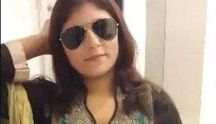 Gadis Panas Pakistan Mengenakan Salwar Kameez Menggoda Di Kamar Hotel