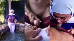 Goyangan Panas Di Kolam Renang Dengan Ibu-ibu Tua