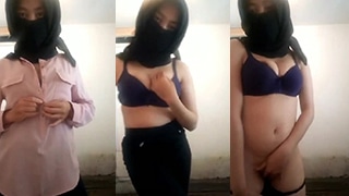 Jilbab Terlepas Di Kamar Kosong Yang Sepi