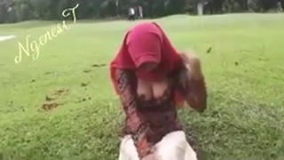 Menggoda Di Taman Dengan Hijab Yang Membentuk Lekuk Tubuh