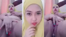 Milf Berjilbab Kuning Menggairahkan Mengocok Memeknya