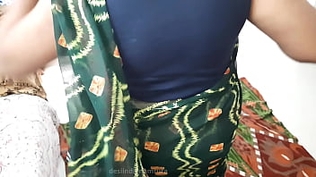 Desi Bhabhi Seksi Dan Menggoda Dengan Saree Hijau Gelap Yang Membuat Nafsu Membara