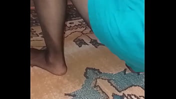 Olgun Türk Kadını Külotlu çorabıyla Halıyı Siliyor