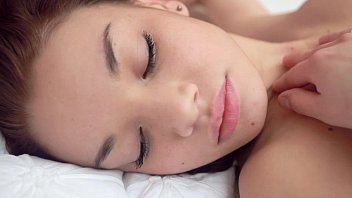 Gadis Asia Manis Dengan Payudara Besar Bermain Dengan Memeknya