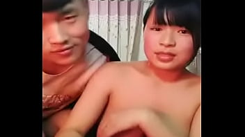 Payudara Montok Gadis Tiongkok Dengan Rok Mini