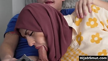 Gadis Arab Polos Berjilbab Mengisap Kontol Pacar Amerika Sampai Puas