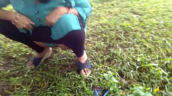 Wanita India Yang Sedang Buang Air Kecil