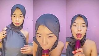 Acel Celva Berhijab Hitam Mengisap Botol Dengan Nafsu