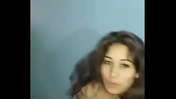 Gadis Desi Menggoyangkan Tubuhnya Dengan Celana Dalam