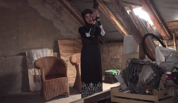 Capri Lmonde Mengajari Caranya Jadi Istri Yang Bikin Meleleh Di Ranjang