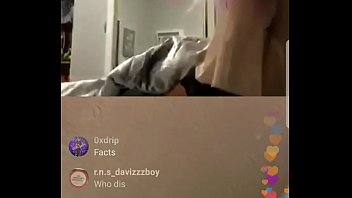 Pantat Montok Gadis Kulit Cerah Menggoyang Dan Memancarkan Cairan Panas Di Live Instagram