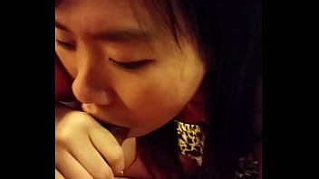 Gadis Asia Memuaskan Nafsu Dengan Mulutnya Yang Menggoda