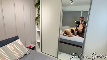 Kakaknya Temanku Ngeliat Aku Telanjang Di Kamar, Langsung Ngocok Kontol Gede Nya Ke Memekku