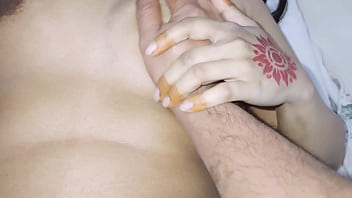Adik Tiri Cantik Pakistan Mengisap Penis Dengan Basah – Suara Hindi