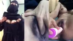 Gadis Bercadar Menggoyang Dildo Hingga Basah Berceceran