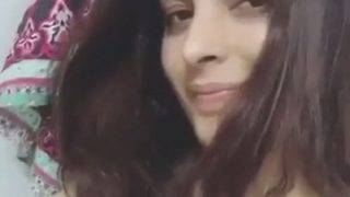 Gadis India Cantik Telanjang Memamerkan Tubuhnya
