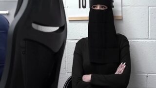 Gadis Pakistan Yang Suka Mencuri Dihukum Telanjang Di Amerika