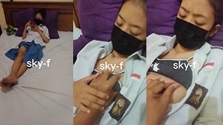 Gadis Sekolah Yang Masih Berpakaian Seragam
