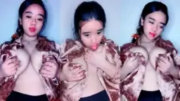 Gadis Seksi Menggoda, Meremas Payudara Dan Menjilati Kemaluannya