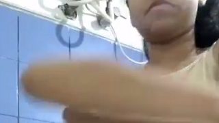 Pamer Telanjang Di Kamar Mandi Yang Menggoda