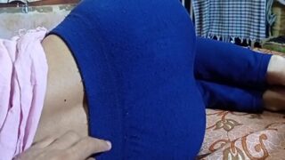 Pria India Menggoyang Adiknya Yang Tertidur Di Ranjang