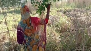 Video Mesum Di Ladang: Desi Dan Menantu Laki-laki Beraksi Di Alam Terbuka