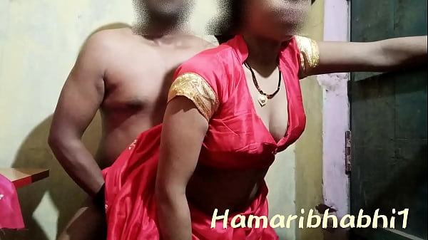 Istri Desa India Dihardik Dalam Saree Merah Yang Menggoda